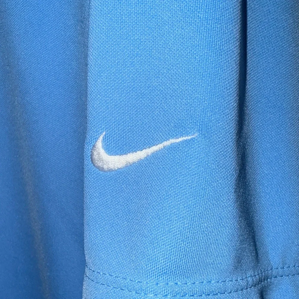 Nike Men's UNC Chapel Hill Finley Golf Course Carolina Blue Polo Shirt - Picture 4 of 5
